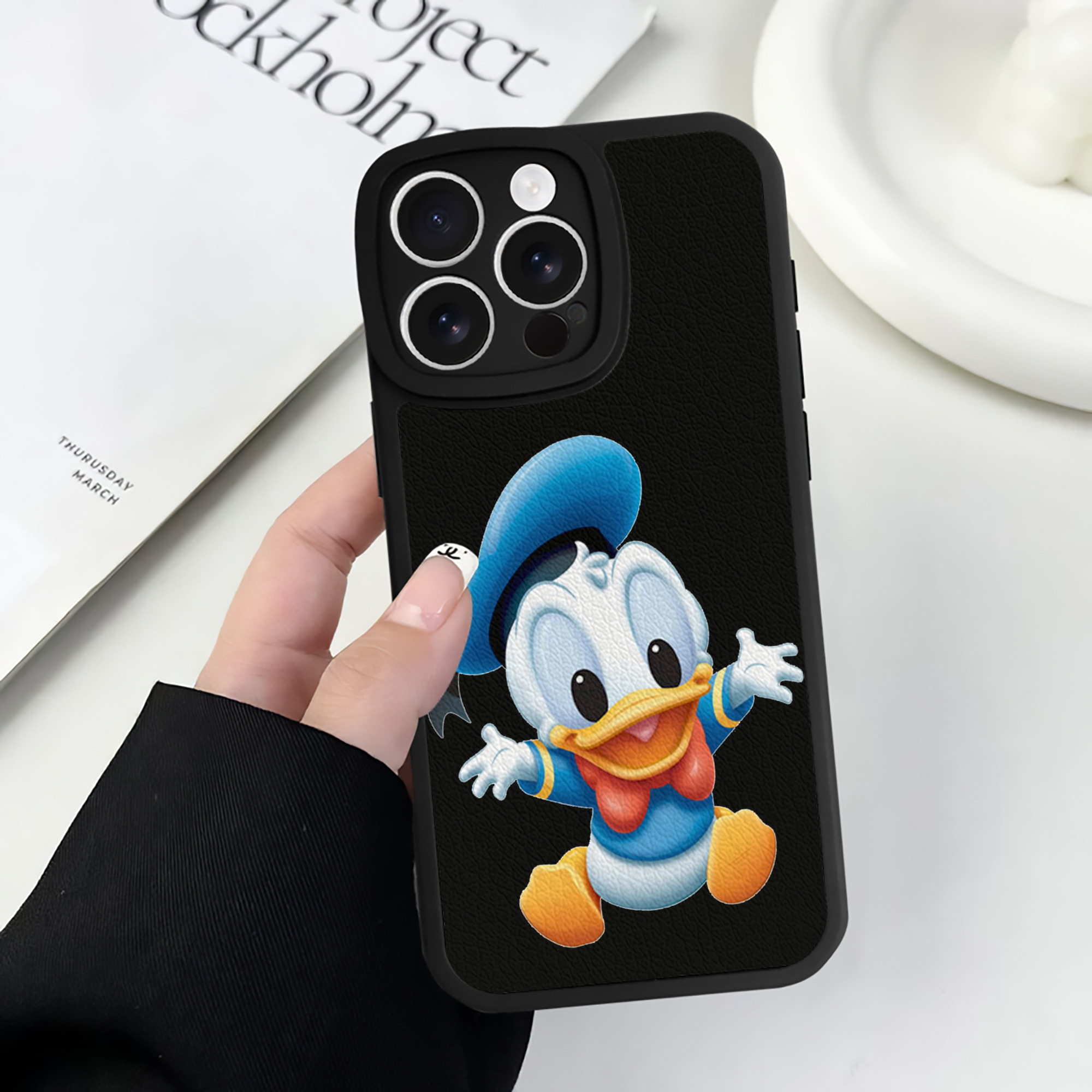 （画像用） ミッキーマウス Mickey Mouse 【iPhone 16シリーズ対応】シリコンスマホケース（レザー調） 材質：シリコン